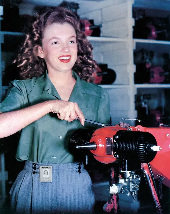 Montáž bezpilotného lietadla v americkej továrni, 1944