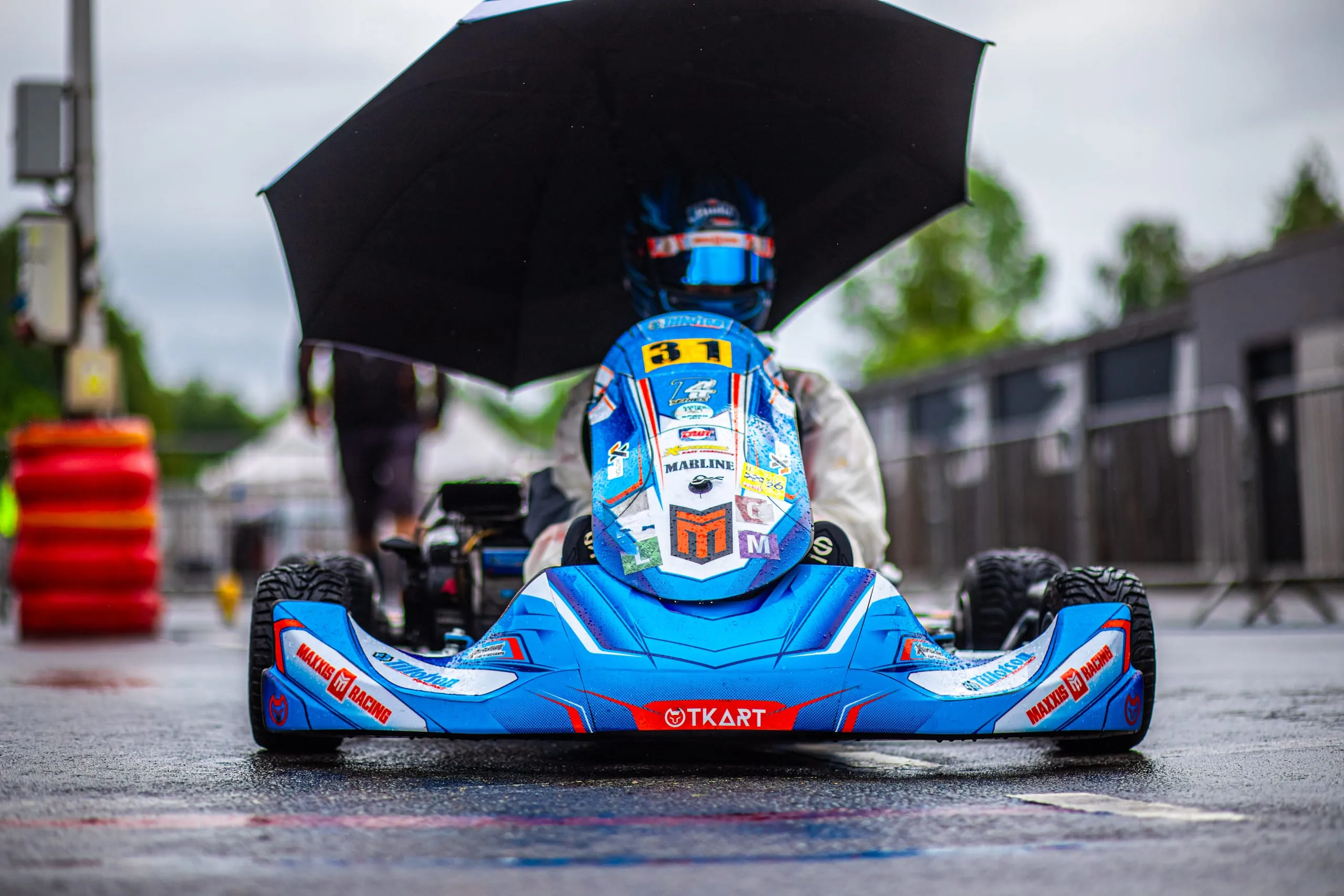Motokára T4 pod dáždnikom na štartovom rošte