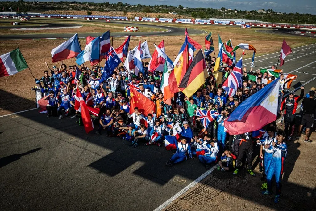Jazdci zo všetkých krajín s vlajkami na T4 Nations Cupe