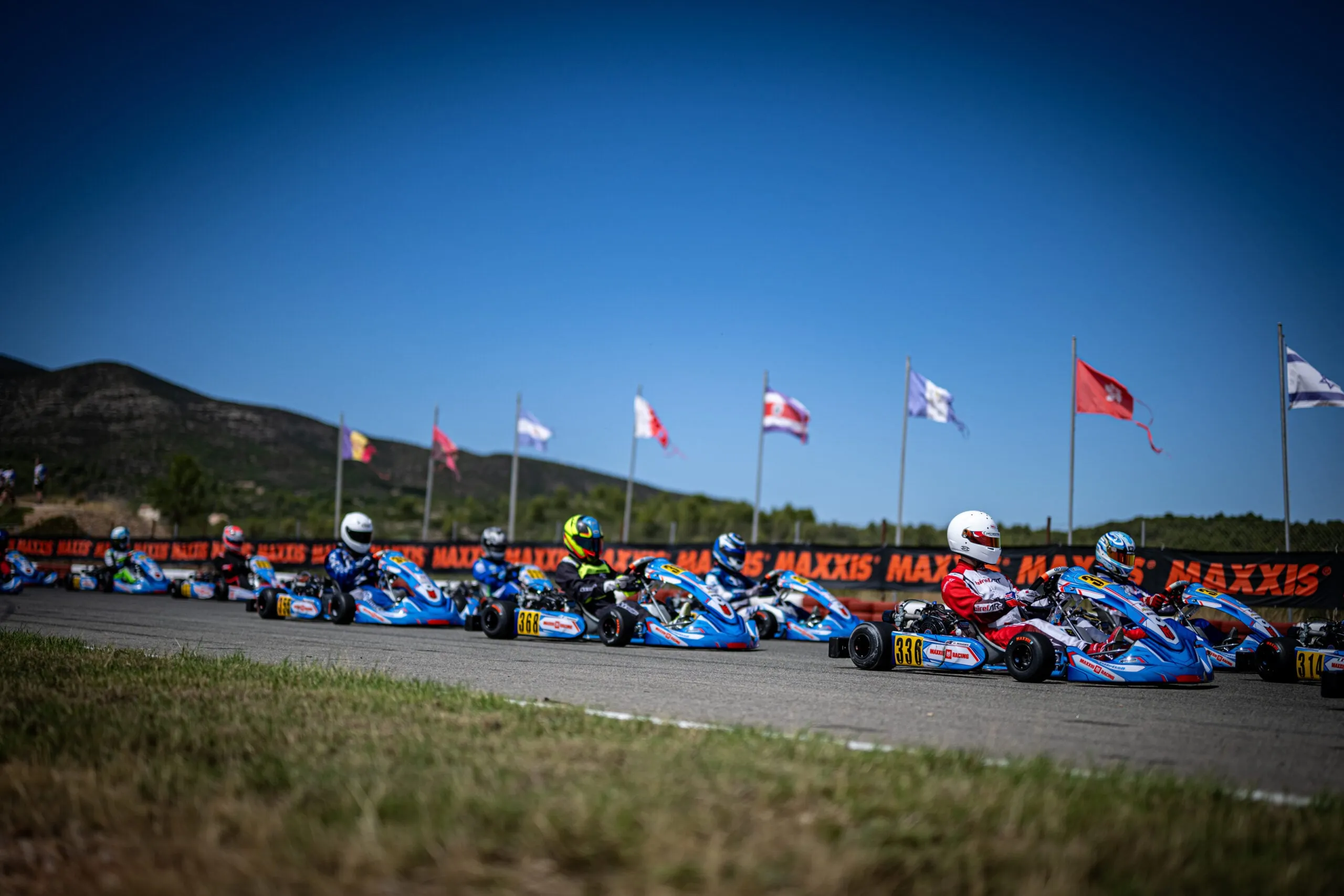 Motokáry T4 pred vlajkami krajín